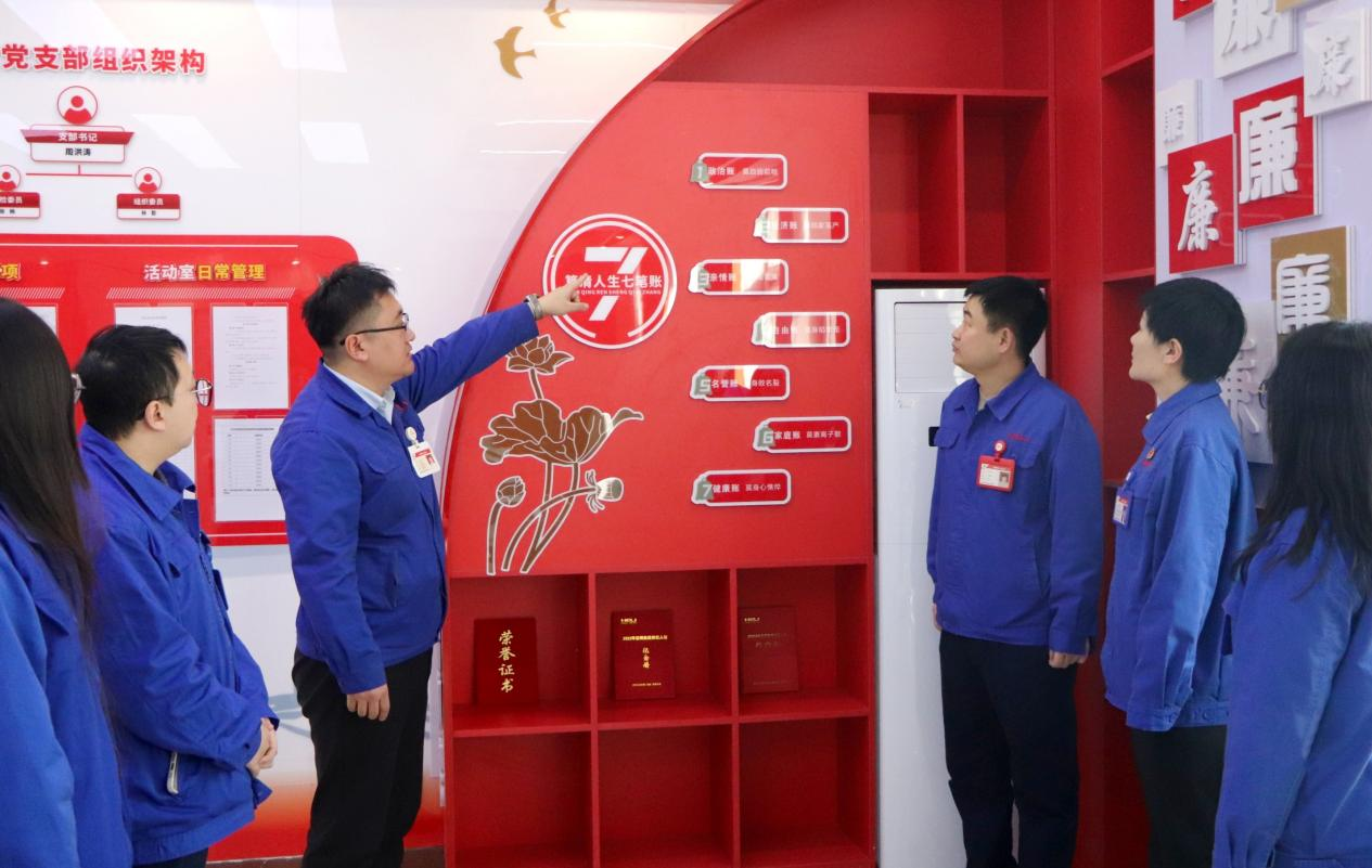 參觀黨員活動室1.png